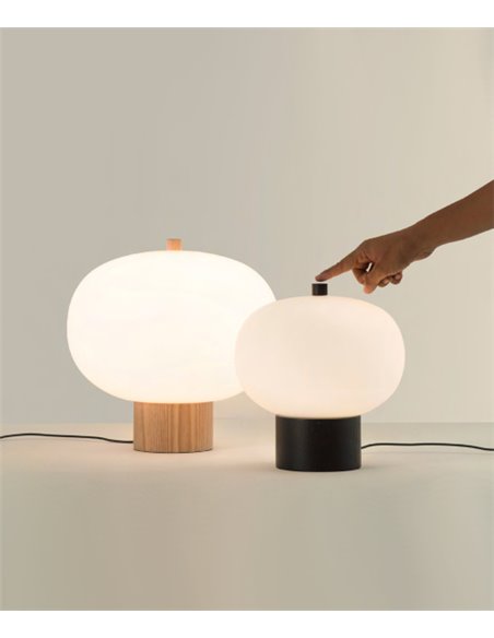 Lámpara de mesa Ilargi – Leds C4 – En madera maciza táctil y regulable