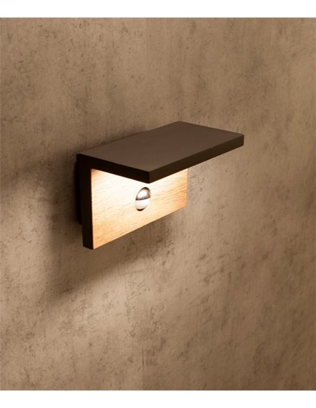 Aplique de pared de exterior Ruka – Mantra – Lámpara de exterior con sensor, de madera, IP54 LED 3000K