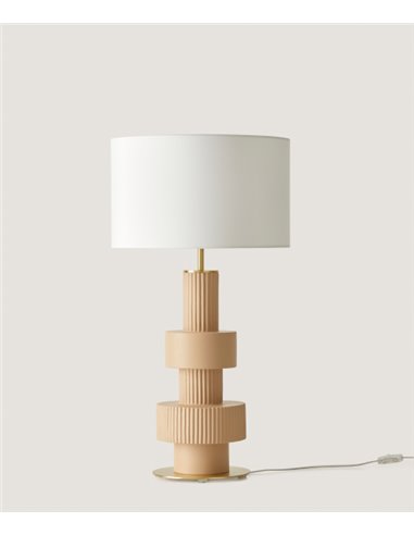 Lámpara de mesa de diseño español y fabricada con los componentes