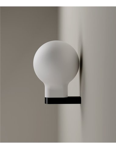 Aplique de pared Bold – a-emotional light – Lámpara de vidrio opal triple, LED 3000K 750 lm, Altura: 25 cm