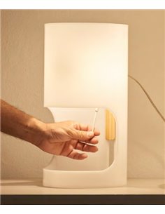 Lámpara de mesa Cilindre – Luxcambra – Estructura de fresno y pantalla blanca