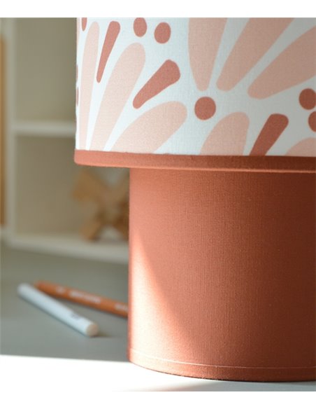 Lámpara de mesa Maggie - IDP Lampshades - Lámpara infantil textil terra rosa