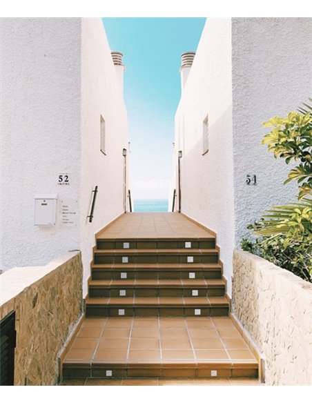 Lámpara empotrable de exterior Step - Conalux - Diseño blanco para iluminar escalones, 2 tamaños Lámpara empotrable de exterior Step - Conalux - Diseño blanco para iluminar escalones, 2 tamaños