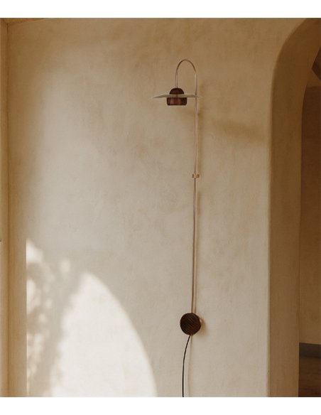 Aplique de pared Txapela - Pedret Lighting - Lámpara decorativa de madera de roble con disco de latón