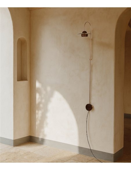 Aplique de pared Txapela - Pedret Lighting - Lámpara decorativa de madera de roble con disco de latón