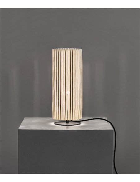 Lámpara de mesa Núa Small - a-emotional light - Malla de acero pintado con textura vertical y luz tamizada