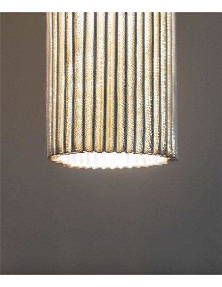 Lámpara colgante Núa - a-emotional light - Diseño vertical de malla metálica con textura decorativa