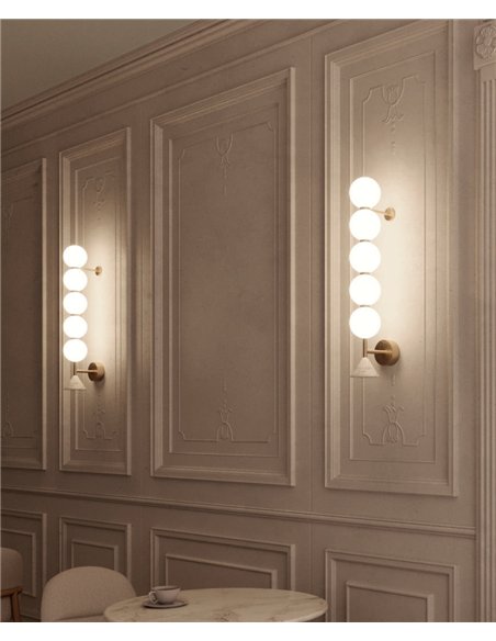 Aplique de pared Soko - Aromas - Diseño vertical con 5 globos de cristal opal, detalle de mármol