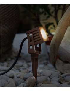 Lámpara de suelo de exterior Zas Square – Beneito & Faure – Moderna estaca LED 3000K, Lámpara para iluminar jardines