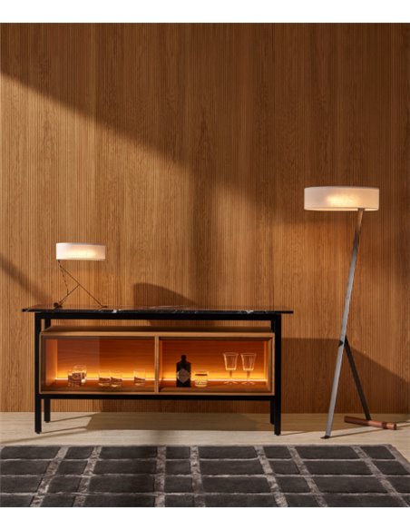Lámpara de mesa Chicago – Punt Mobles – Pantalla textil de algodón+Base nogal y metal, LED regulable 2700K