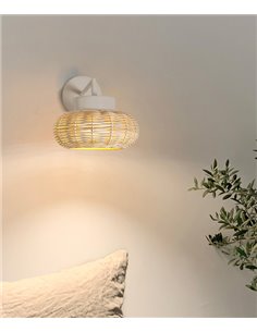 Aplique de pared Niuet – Luxcambra – Pantalla de mimbre natural, estructura blanca