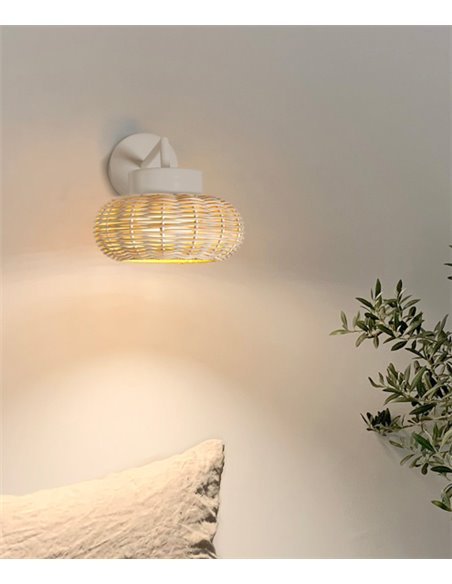 Aplique de pared Niuet – Luxcambra – Pantalla de mimbre natural, estructura blanca