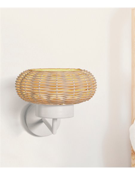 Aplique de pared Niuet – Luxcambra – Pantalla de mimbre natural, estructura blanca