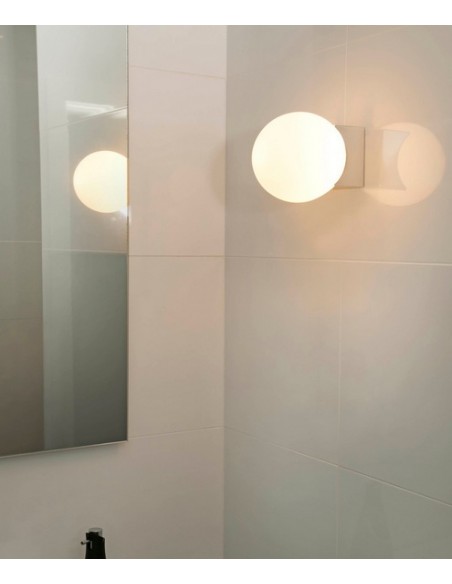 Aplique de baño cromado con pantalla esférica de cristal opal – Lago – Faro