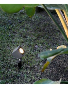 Proyector orientable con estaca de luz cálida – Sobek – Faro