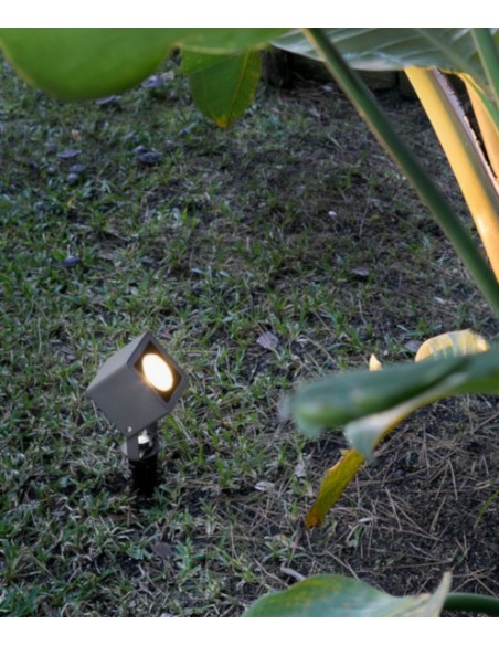 Proyector orientable con estaca de luz cálida – Sobek – Faro