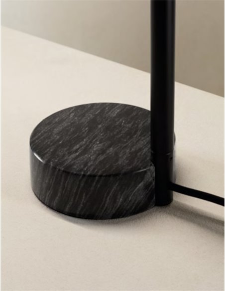 Lámpara de escritorio Tubs – Leds C4 – Base en mármol negro, regulable y orientable