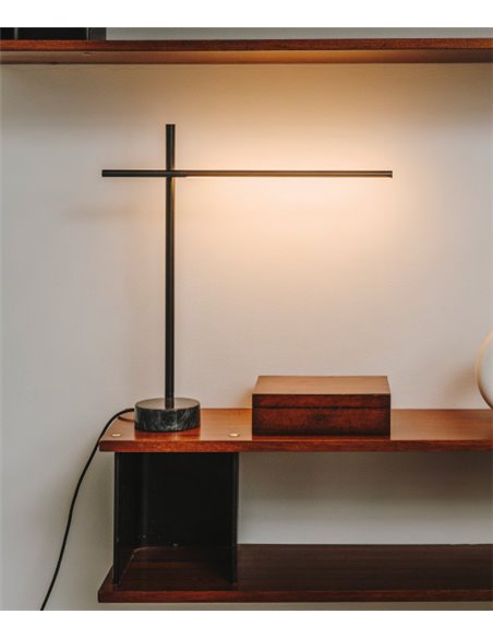 Lámpara de escritorio Tubs – Leds C4 – Base en mármol negro, regulable y orientable