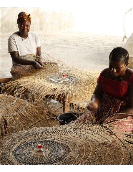 Gurunsi Single pendant light - PET Lamp - Handmade lamp with “elephant grass” natural fibre shade